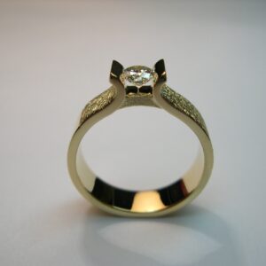 Anell d’or groc amb diamant talla brillant