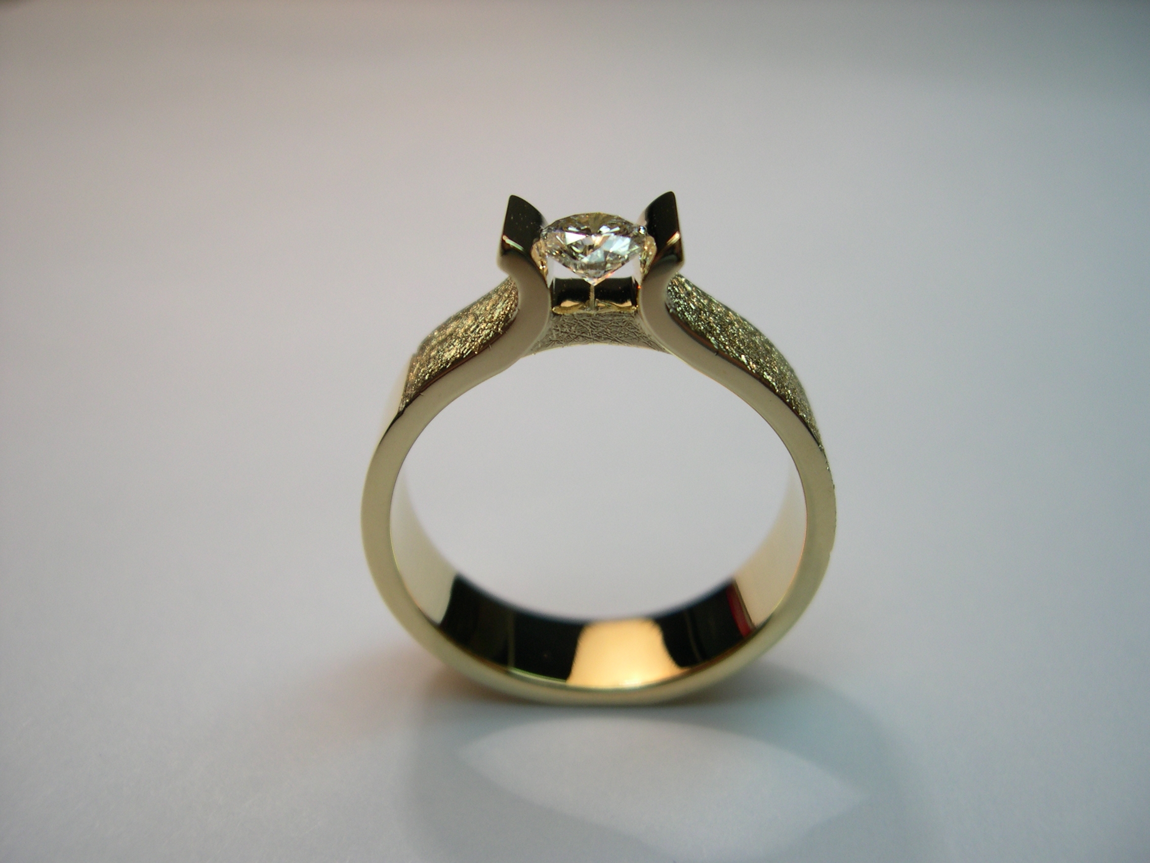 Anell d'or groc amb diamant talla brillant