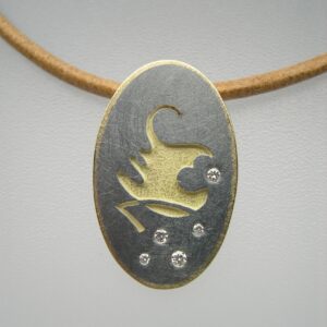 Penjoll de plata i or groc amb diamants talla brillant