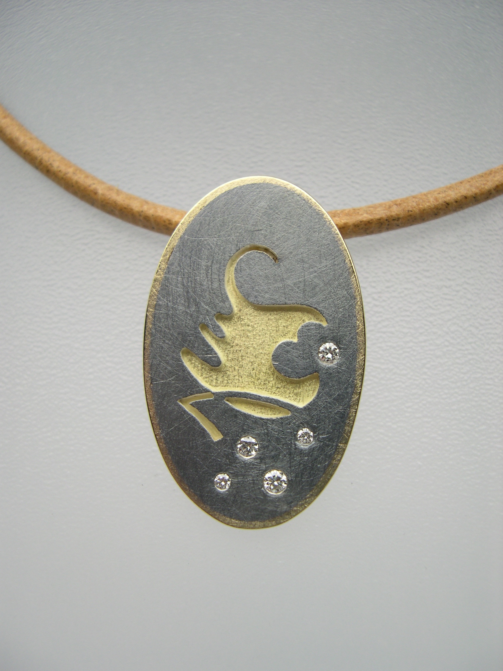 Penjoll de plata i or groc amb diamants talla brillant