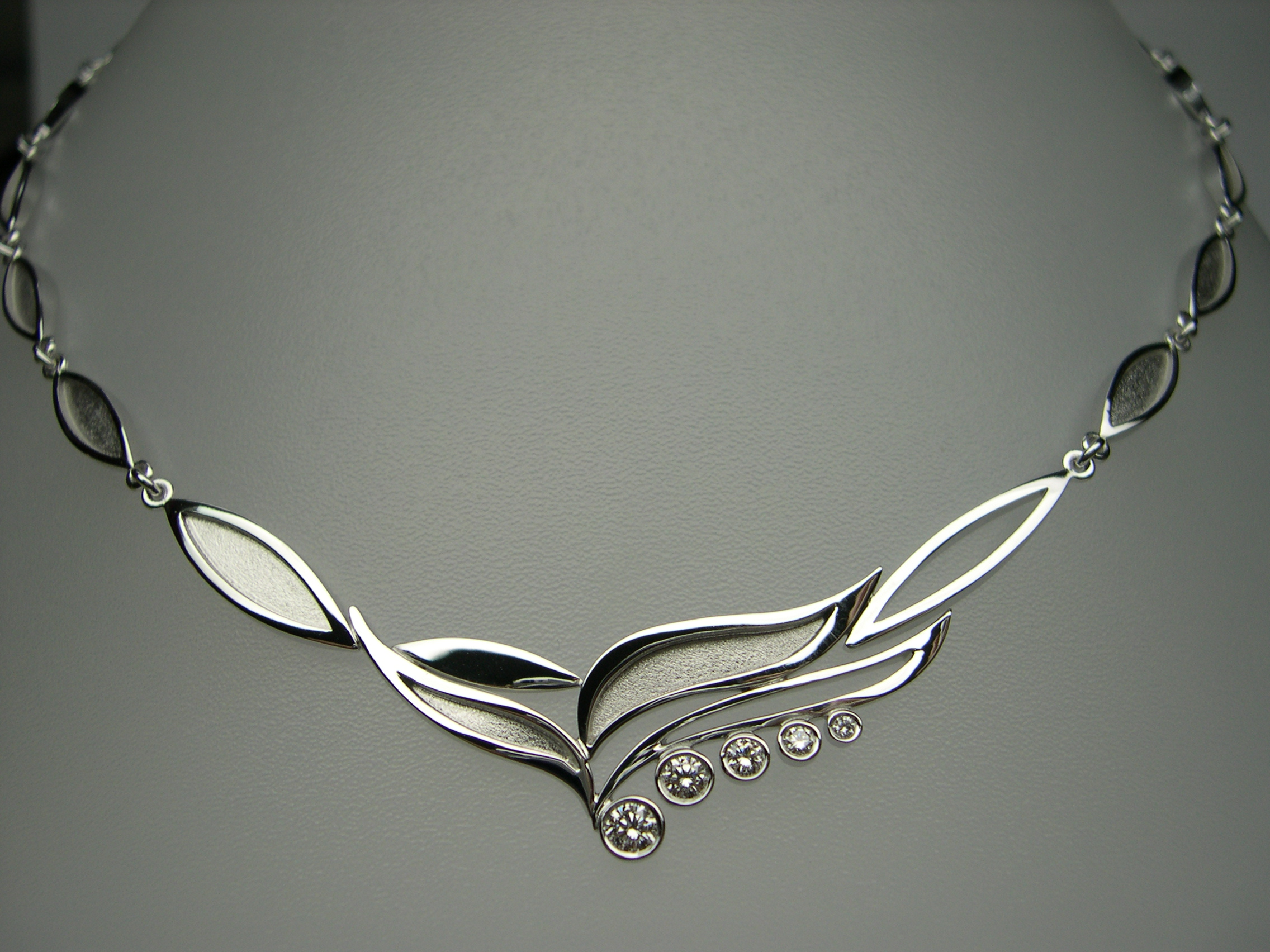 Gargantilla d'or blanc amb diamants talla brillant