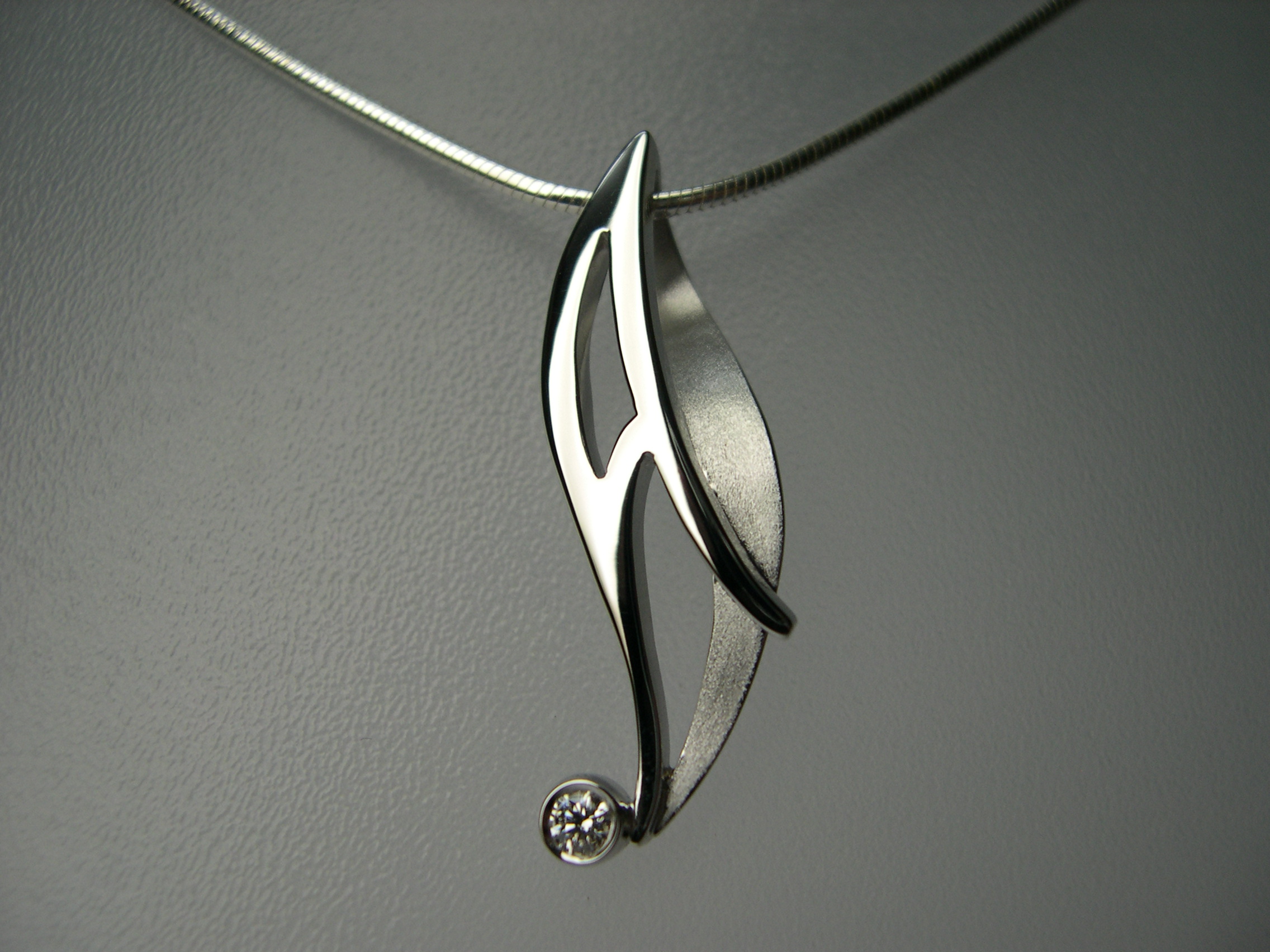 Penjoll d'or blanc amb diamant talla brillant