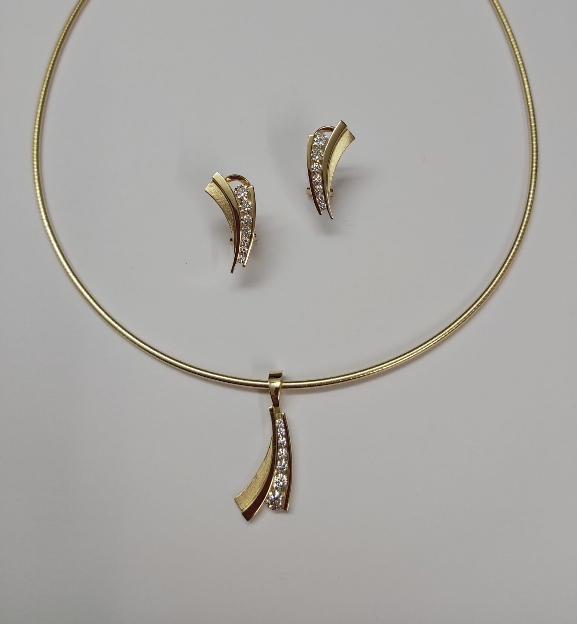 Conjunt d’or groc i diamants talla brillant