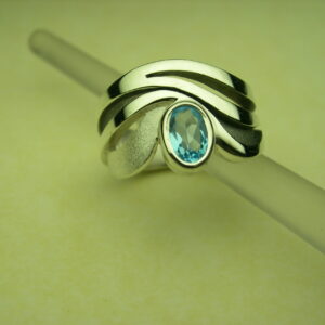 Anell de plata amb topaci blau