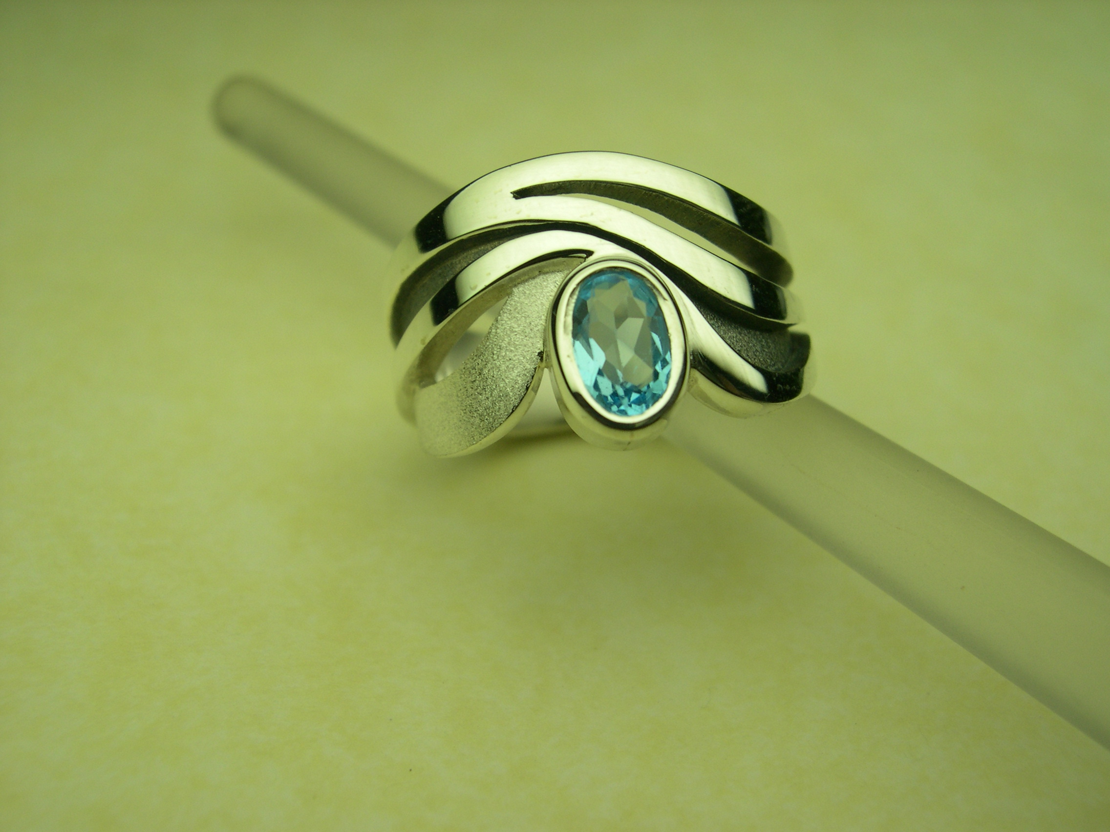 Anell de plata amb topaci blau