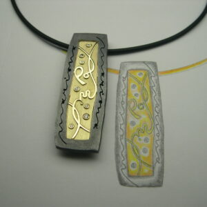 Penjoll de plata i or groc amb diamants talla brillant. (Personalitzat)