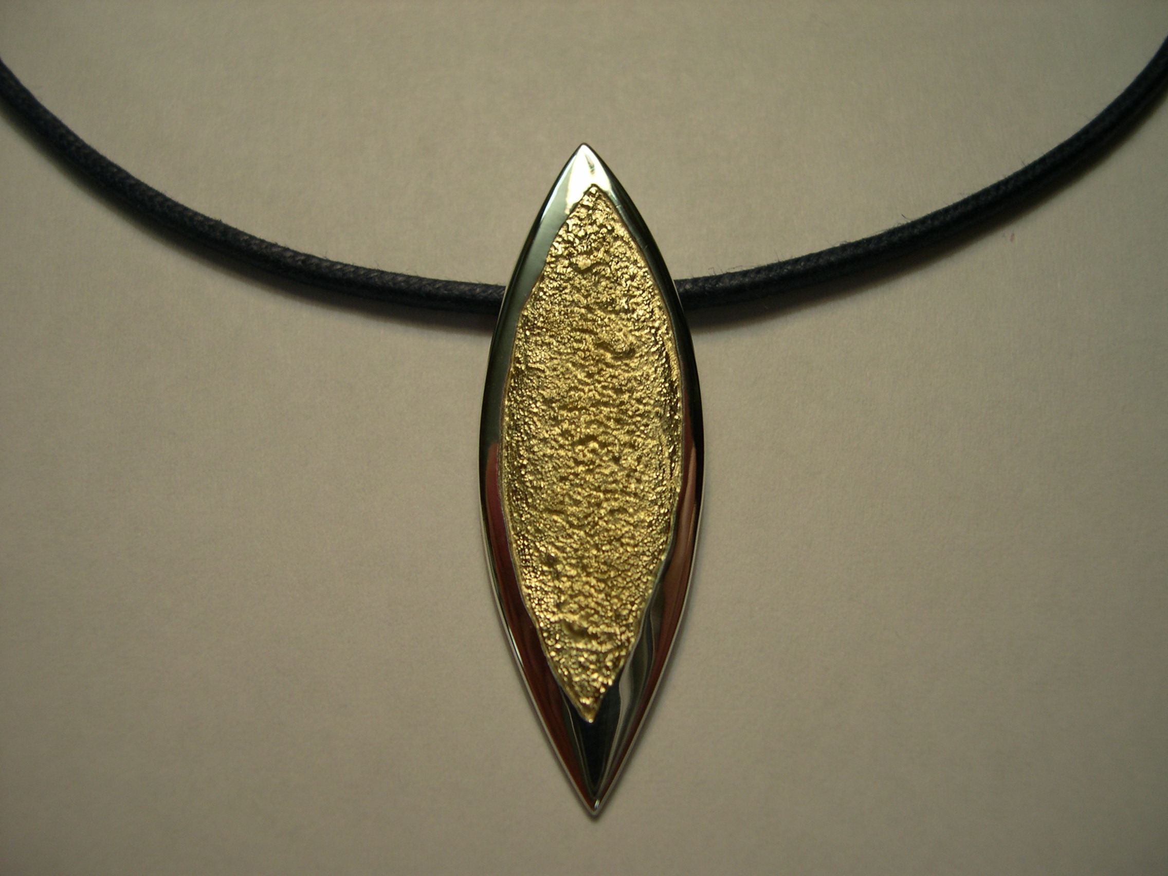 Penjoll de plata i or groc