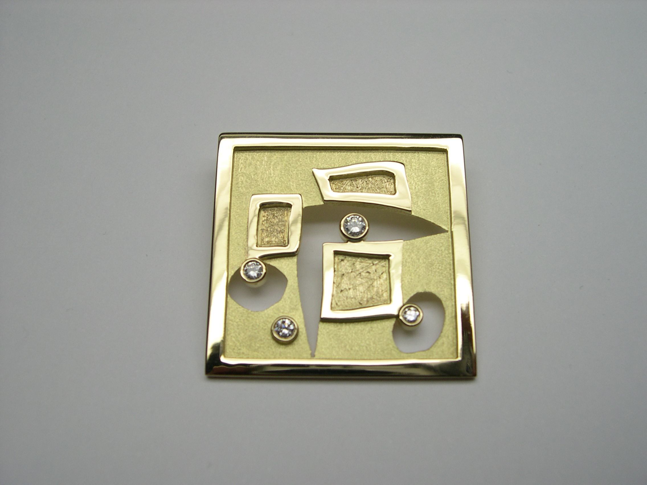 Penjoll d’or groc i diamants talla brillant