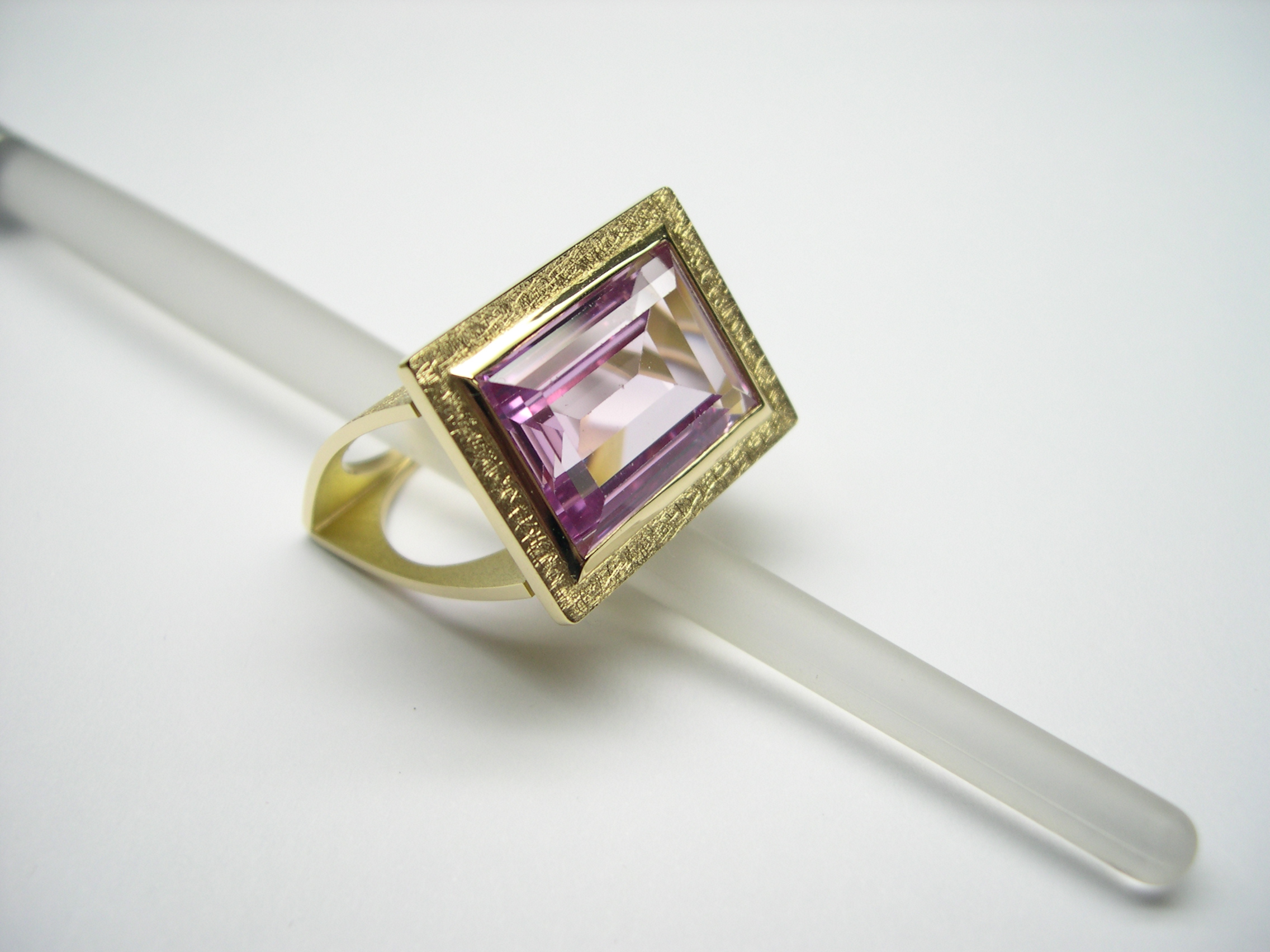 Anell d’or groc amb rosa de frança