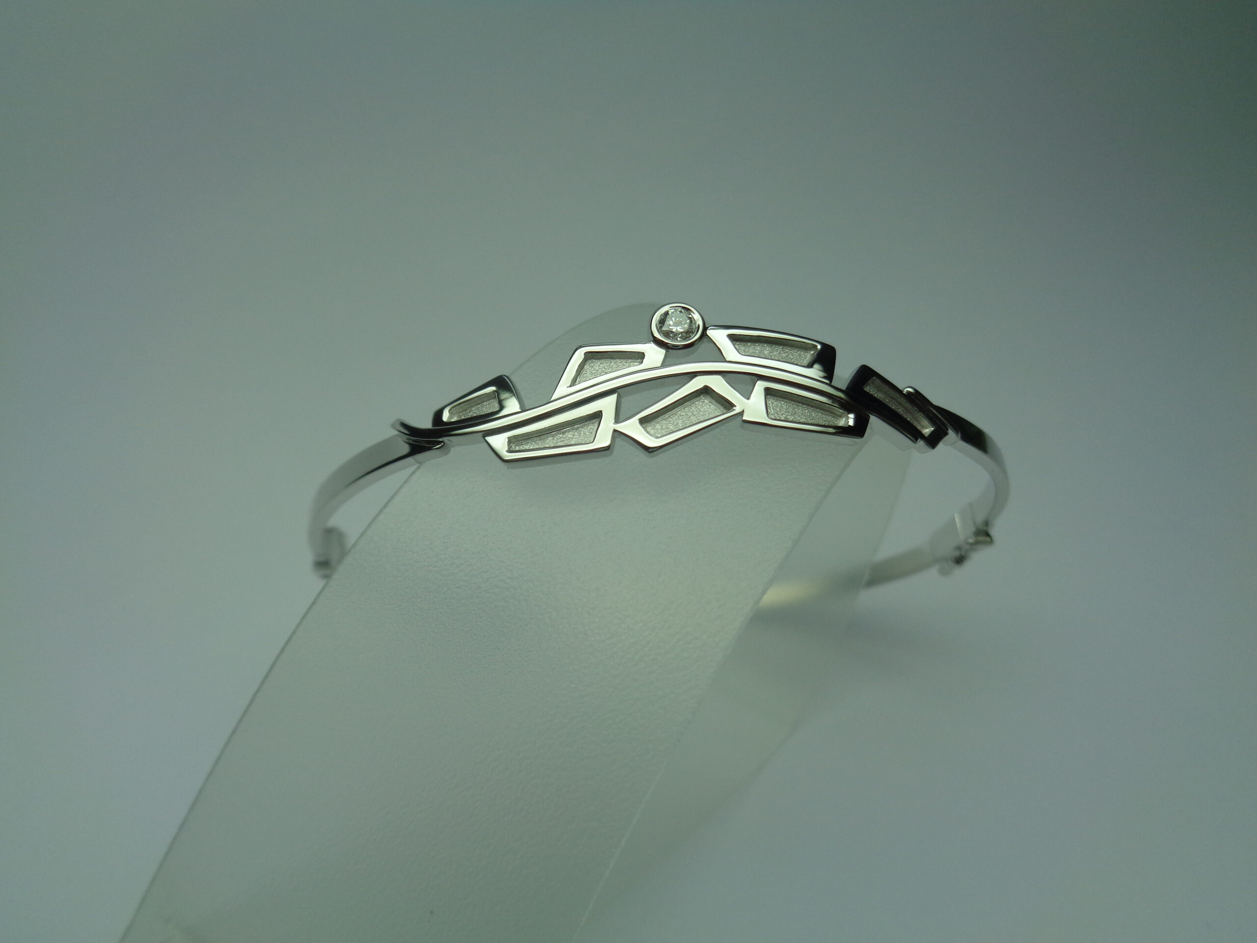 Esclava d’or blanc amb diamant talla brillant