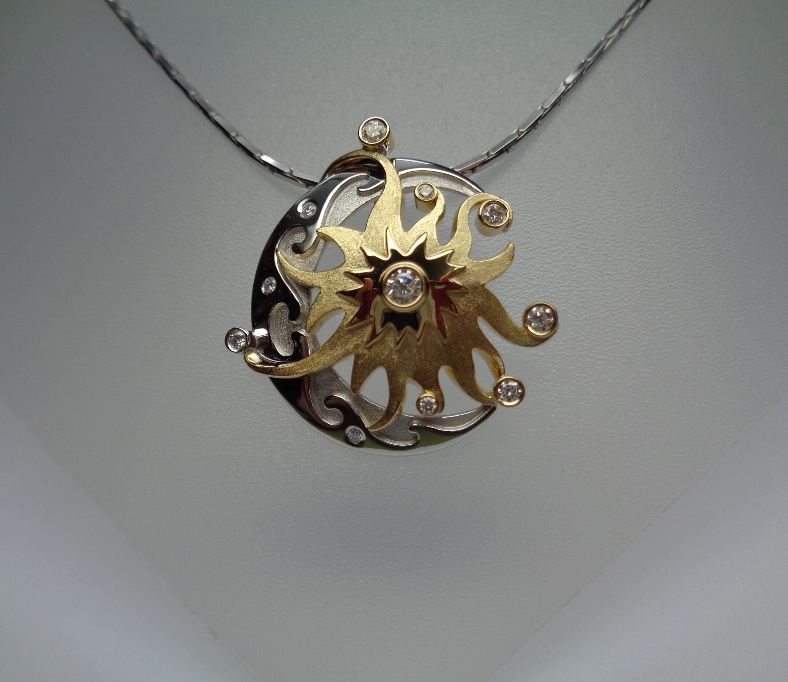 Penjoll d’or groc i d’or blanc amb diamants talla brillant (peça personalitzada)