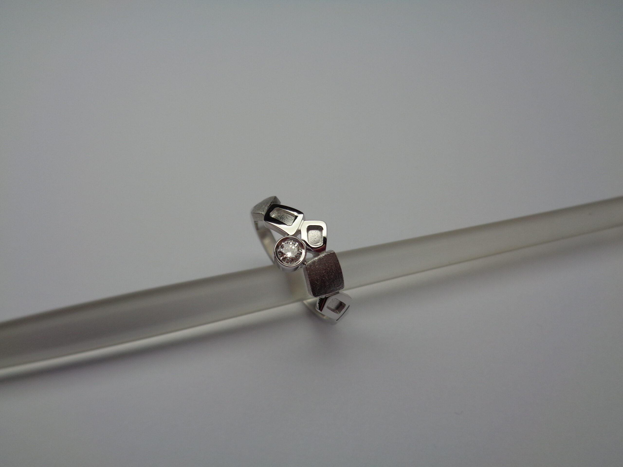 Anell d’or blanc amb diamant talla brillant