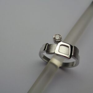 Anell d’or blanc amb diamant talla brillant
