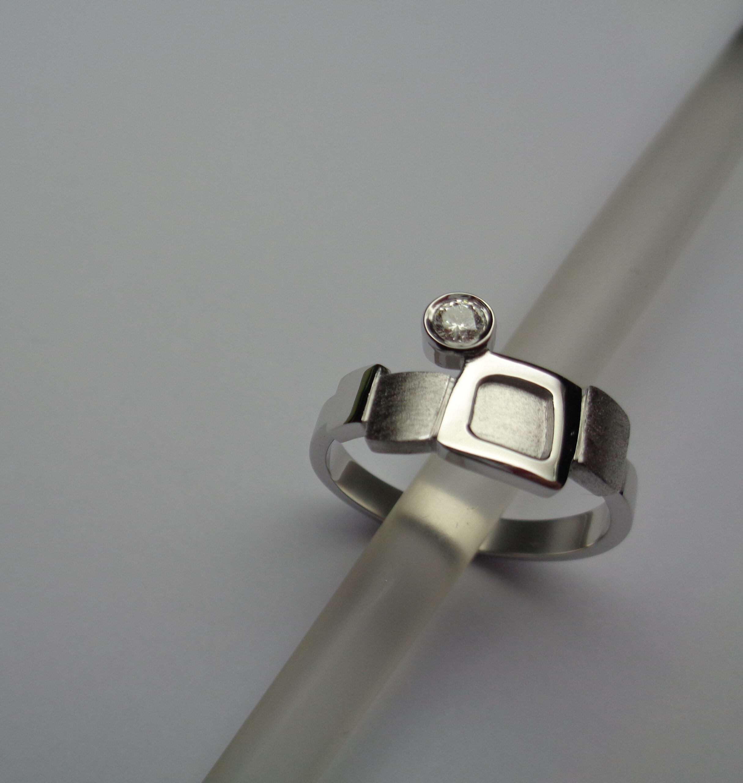 Anell d’or blanc amb diamant talla brillant