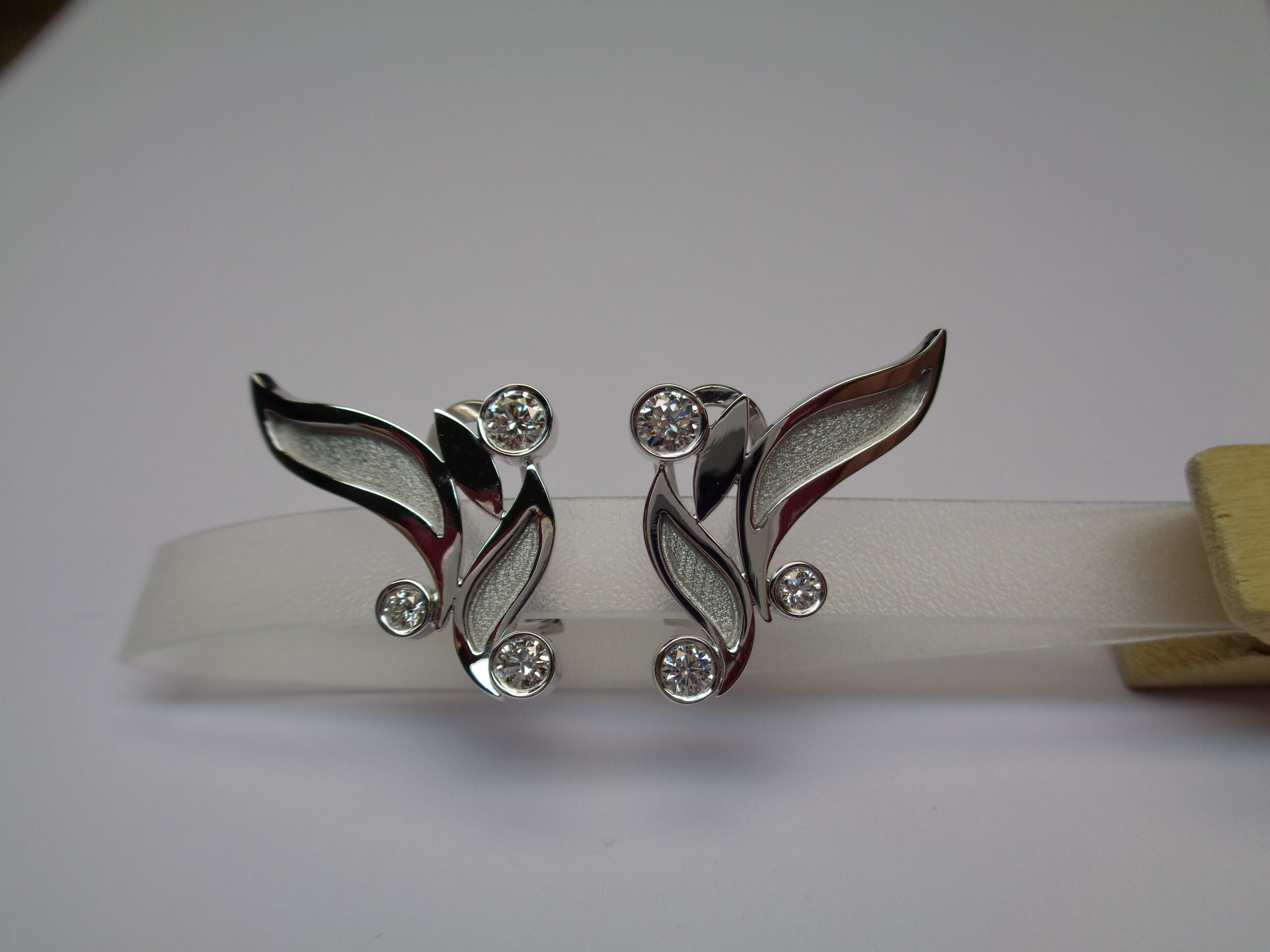 Arracades d’or blanc amb diamants talla brillant