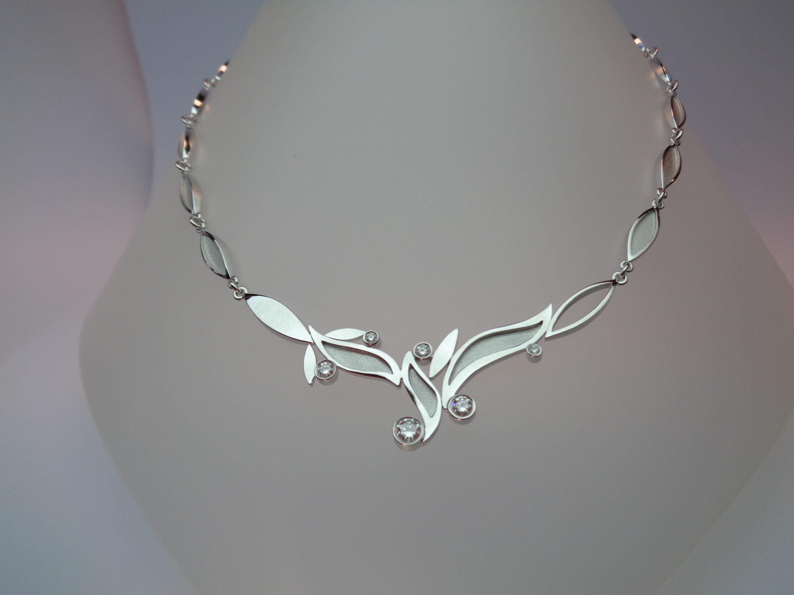 Gargantilla d’or blanc amb diamants talla brillant