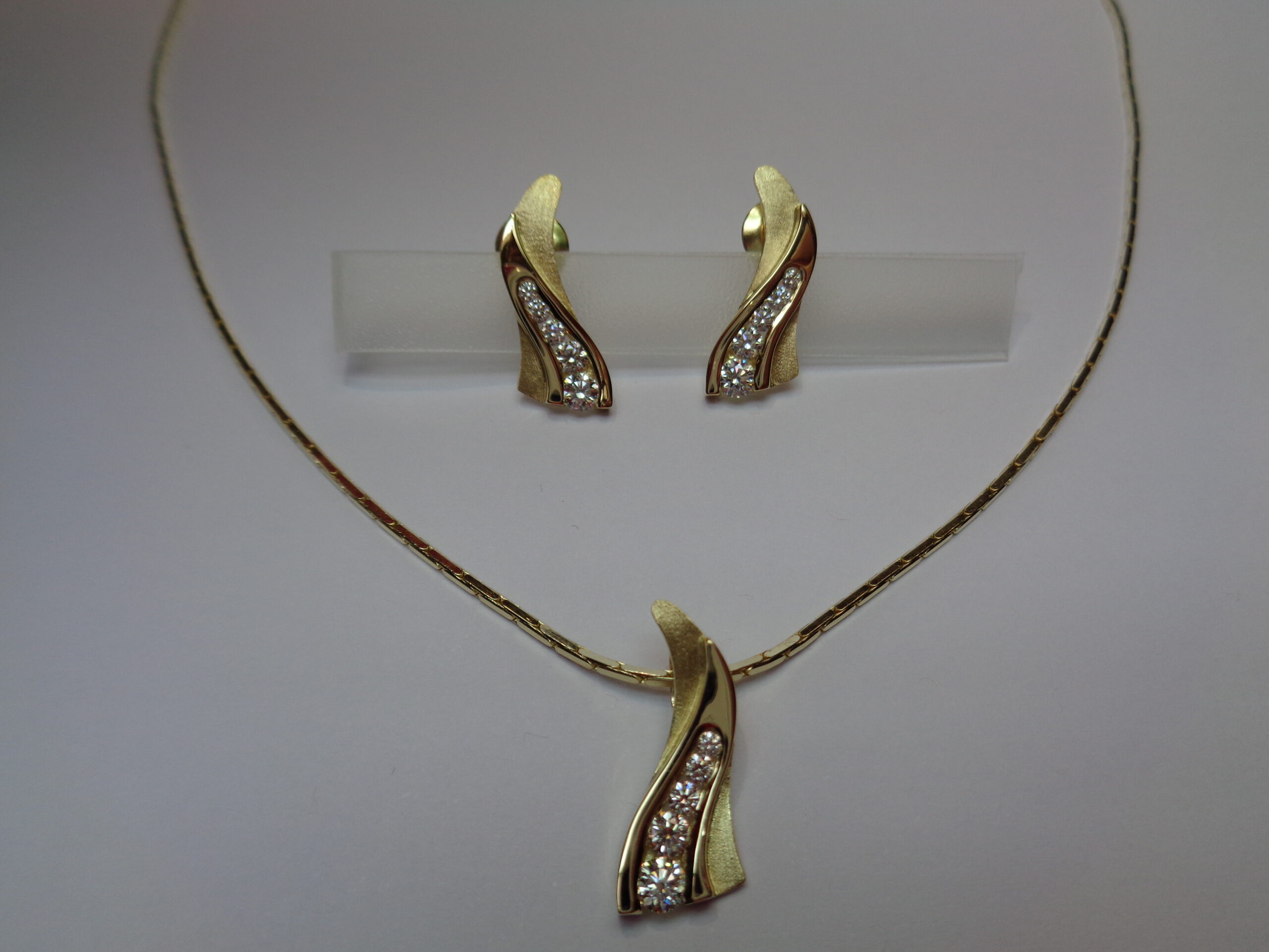 Conjunt d’or groc i diamants talla brillant