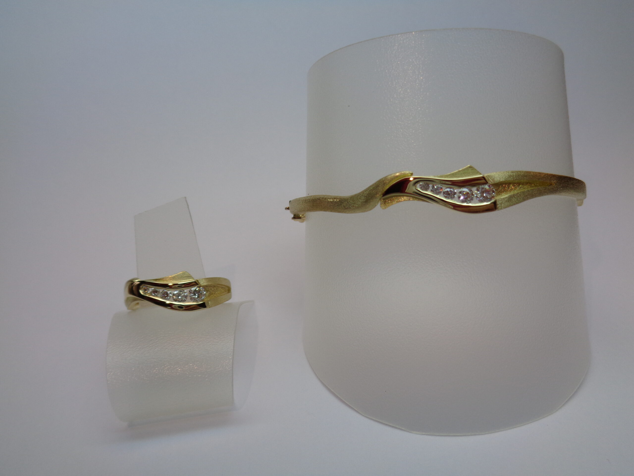 Conjunt d’esclava i anell d’or groc i diamants talla brillant