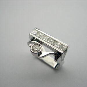 Anell d’or blanc amb diamants talla princesa i talla brillant