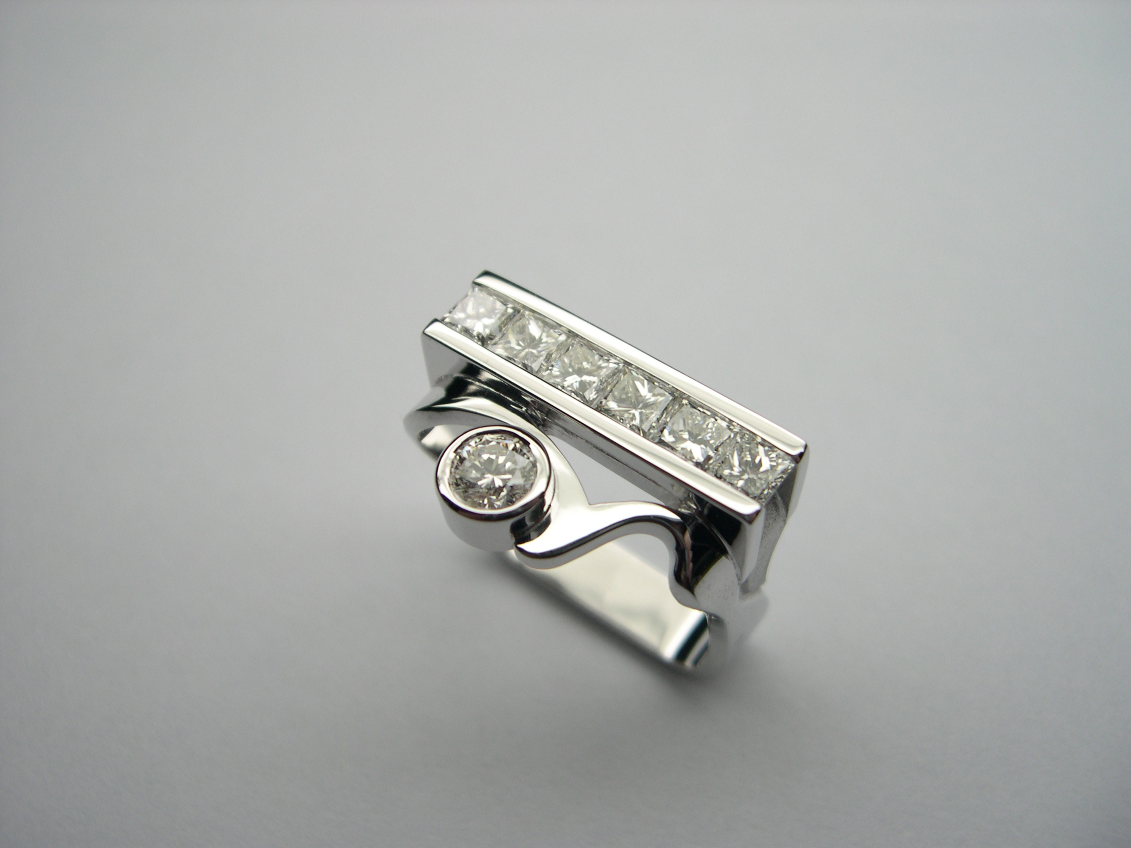 Anell d’or blanc amb diamants talla princesa i talla brillant