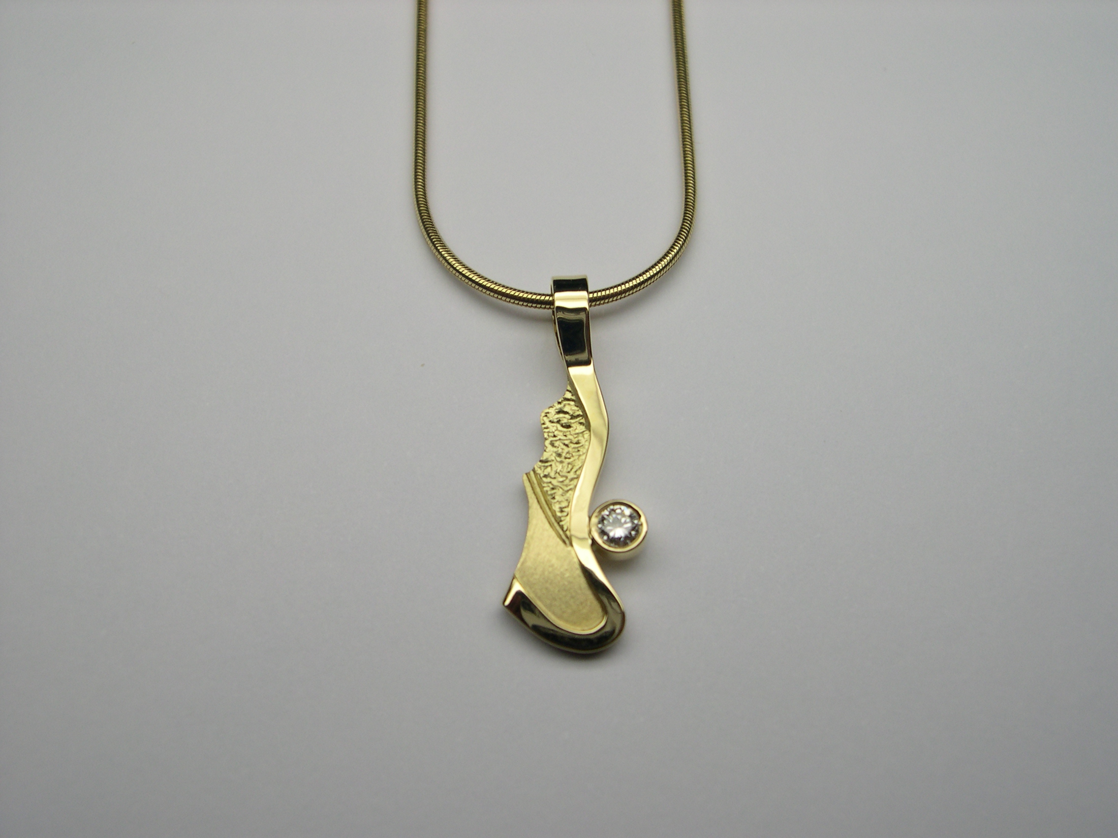 Penjoll d’or groc amb diamant talla brillant