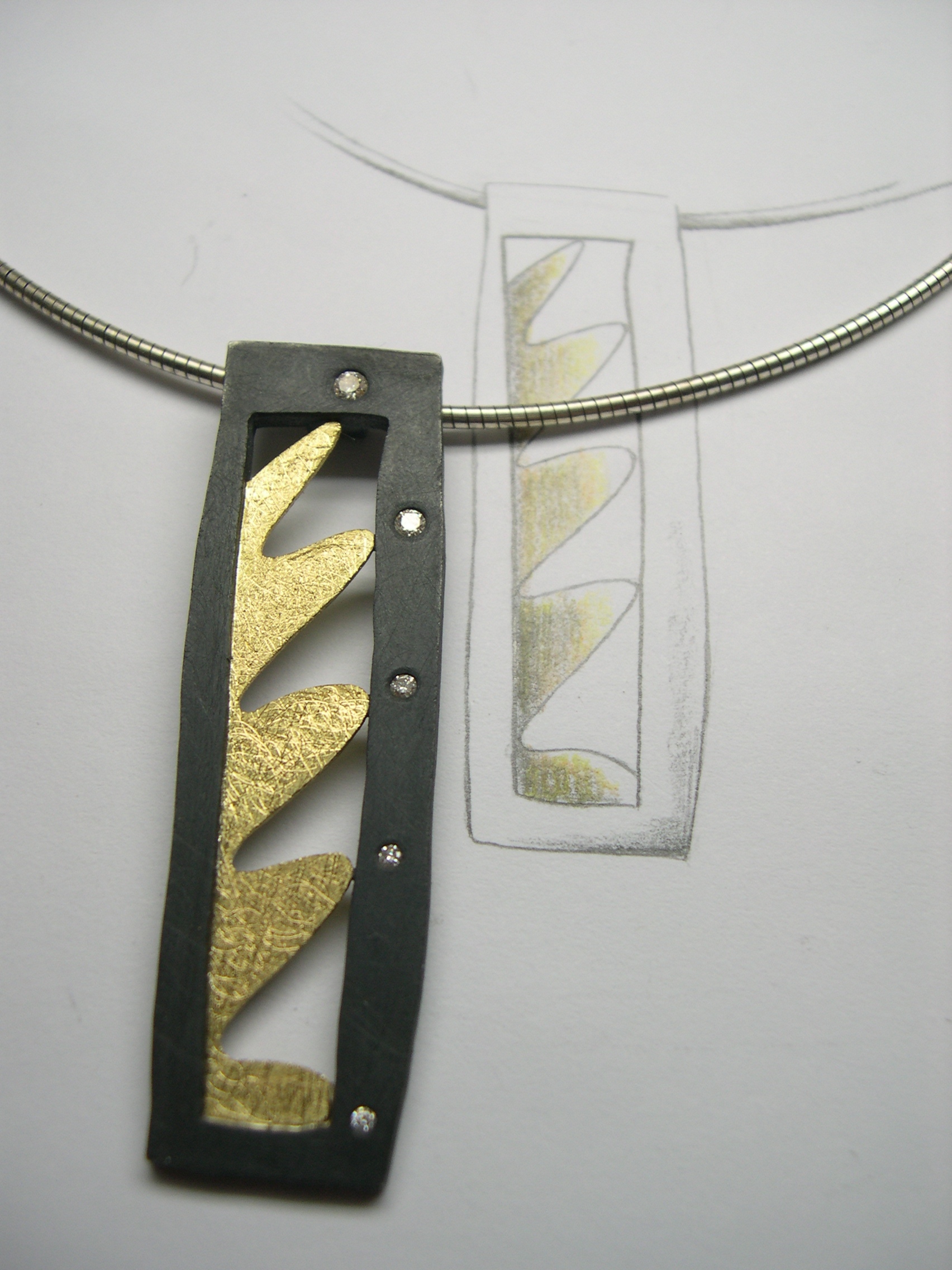 Penjoll de plata i or groc amb diamants talla brillant