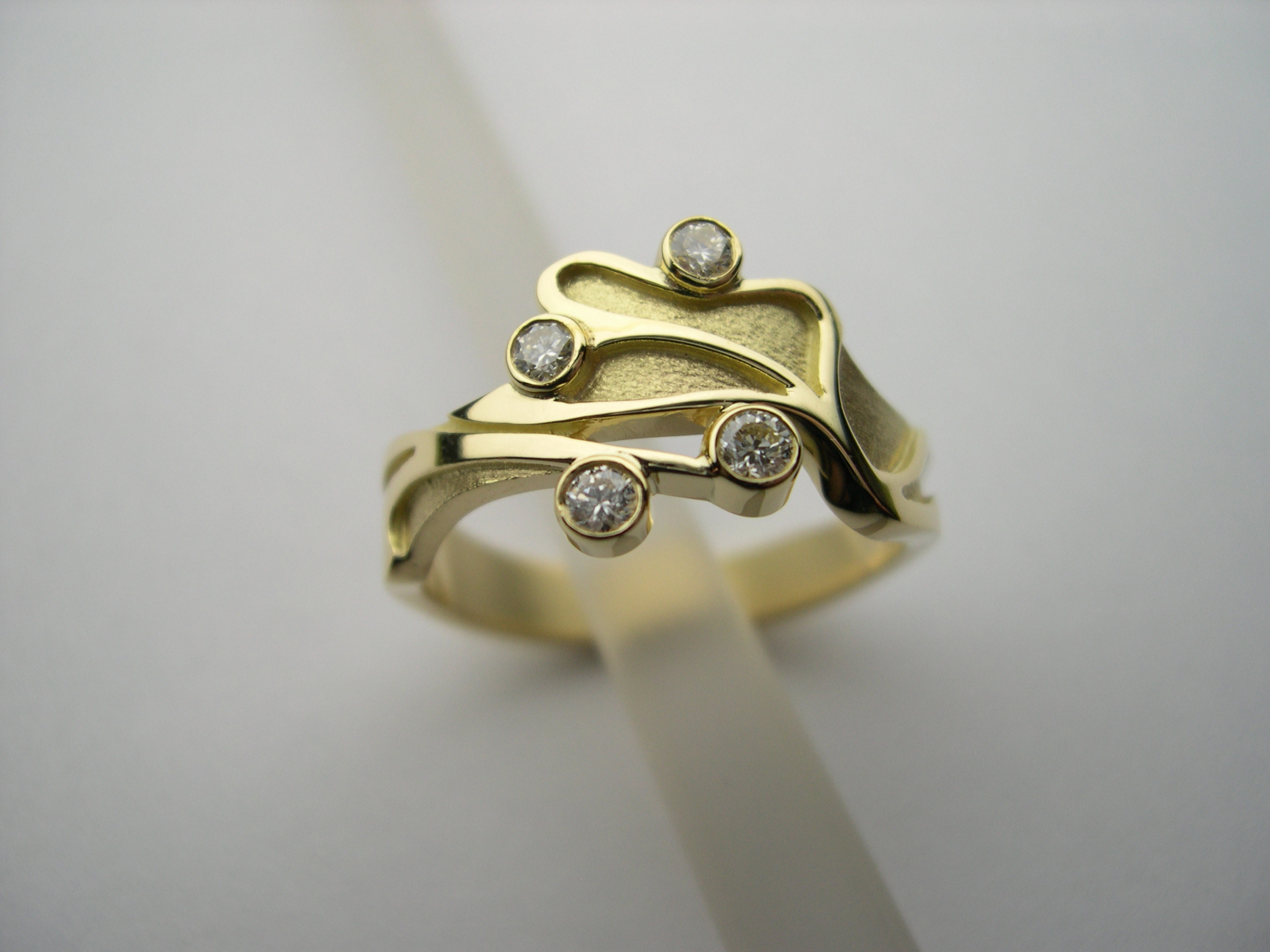 Anell d’or groc amb diamants talla brillant