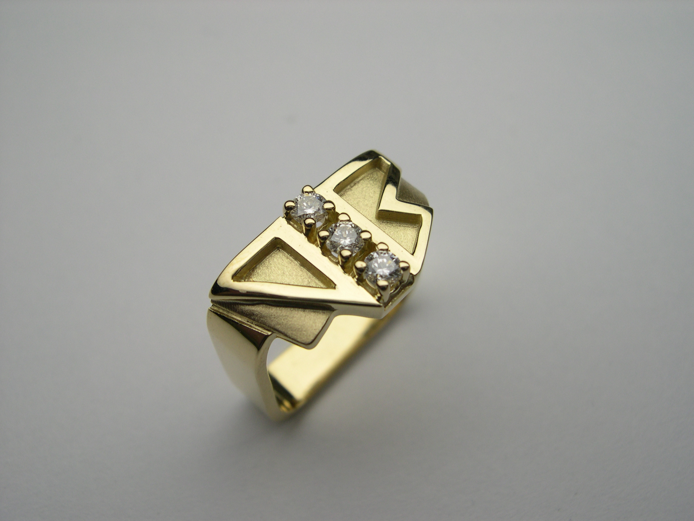 Anell d’or groc i diamants talla brillant