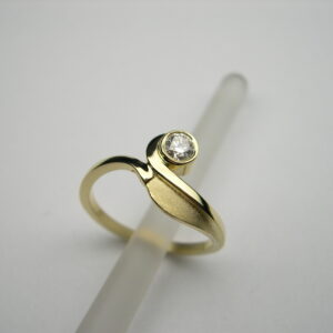 Anell d’or groc amb diamant talla brillant