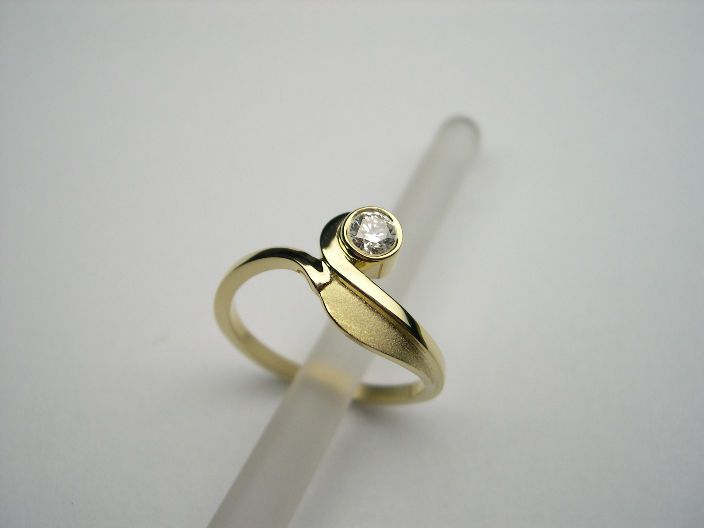 Anell d’or groc amb diamant talla brillant