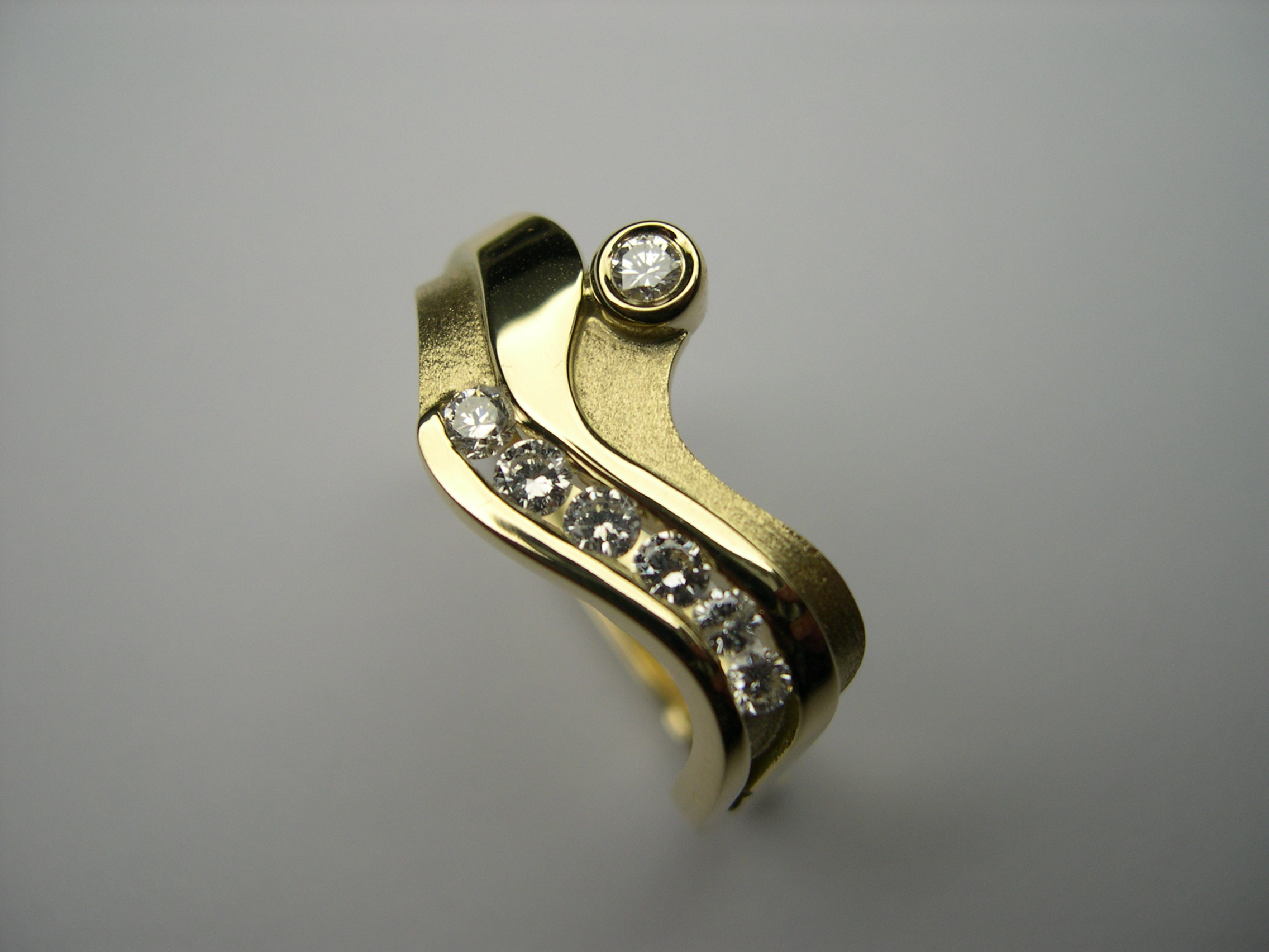 Anell d’or groc i diamants talla brillant
