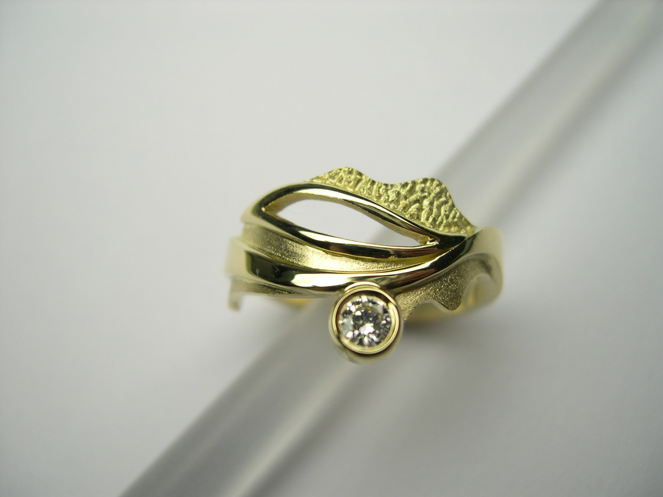 Anell d’or groc i diamant talla brillant