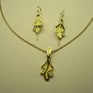 Conjunt de penjoll i arracades d’or groc i diamants talla brillant