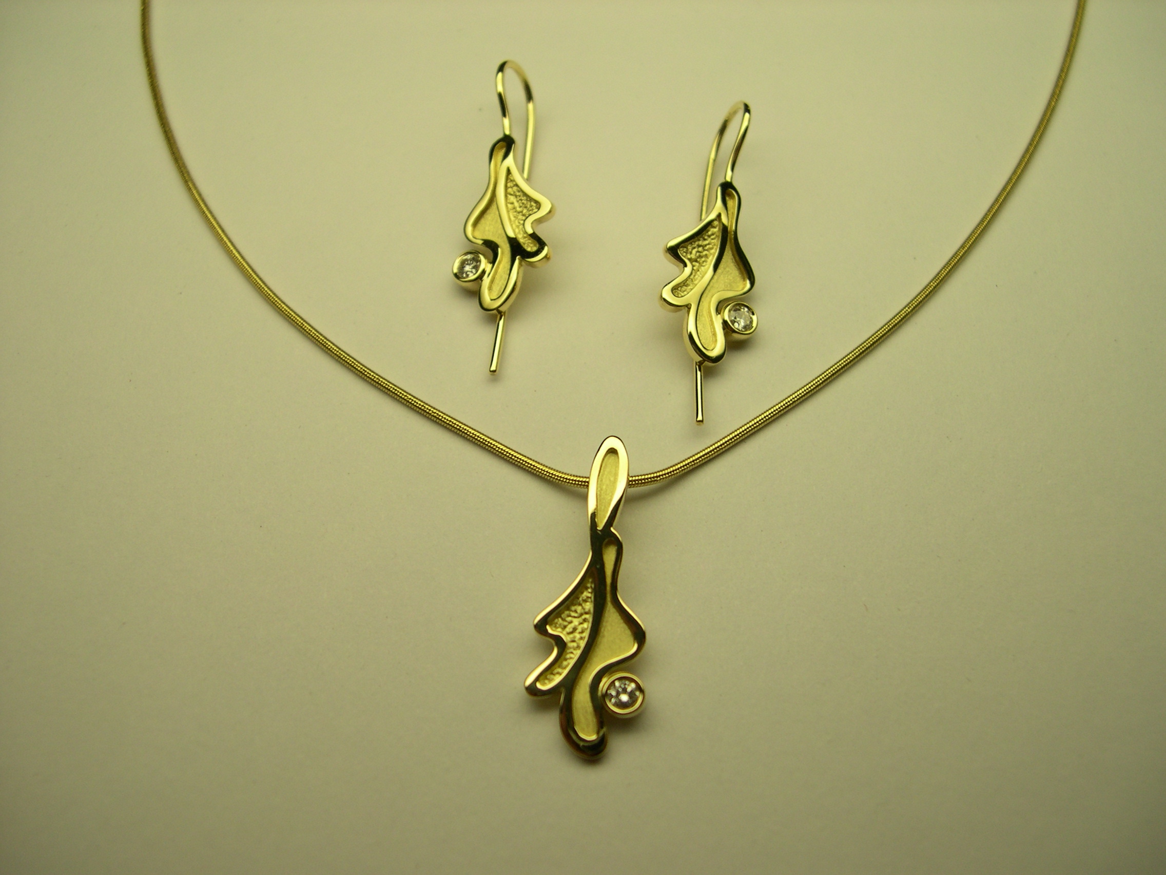 Conjunt de penjoll i arracades d’or groc i diamants talla brillant