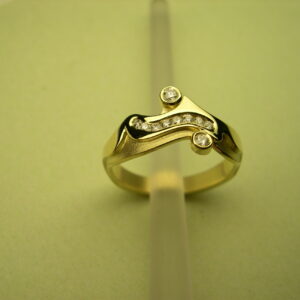 Anell d’or groc amb diamants talla brillant