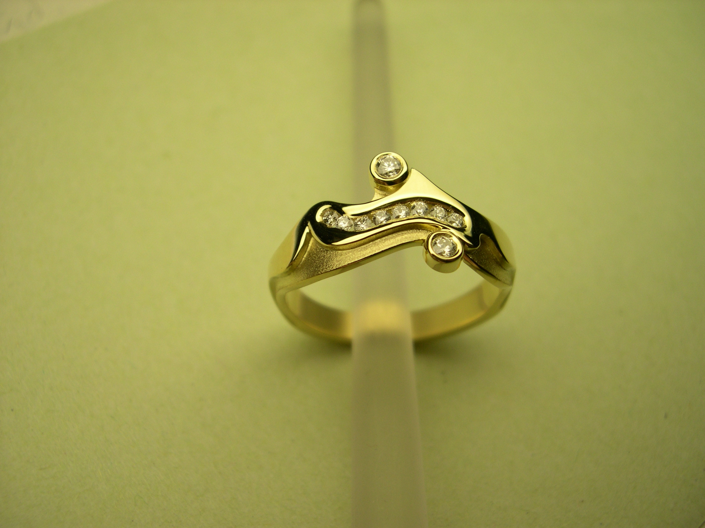 Anell d’or groc amb diamants talla brillant