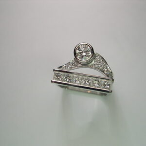 Anell d’or blanc amb diamants talla princesa i talla brillant