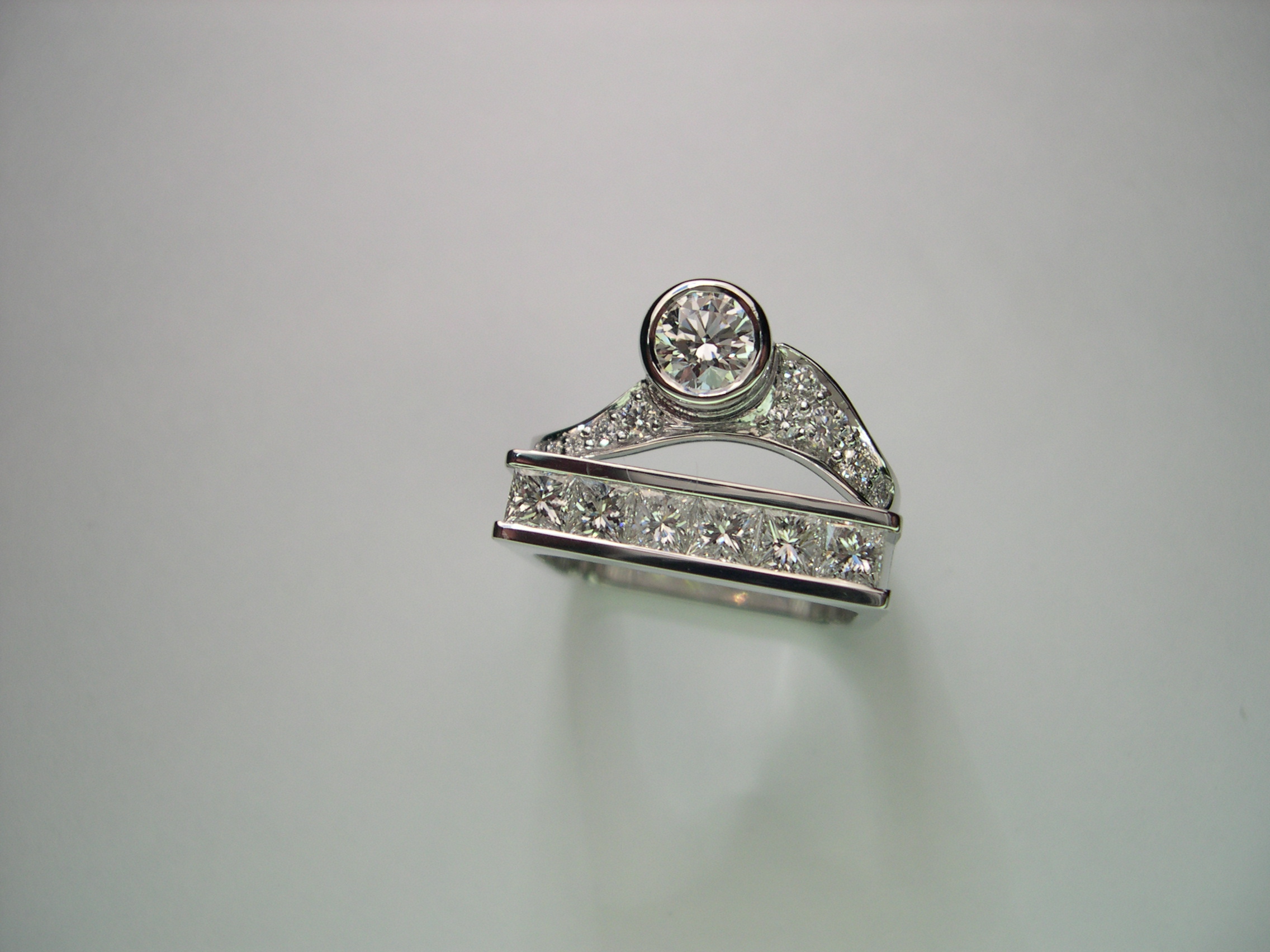 Anell d’or blanc amb diamants talla princesa i talla brillant