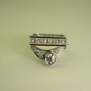 Anell d’or blanc amb diamants talla princesa i talla brillant