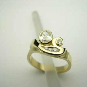 Anell d’or groc amb diamant talla oval i diamants talla brillant