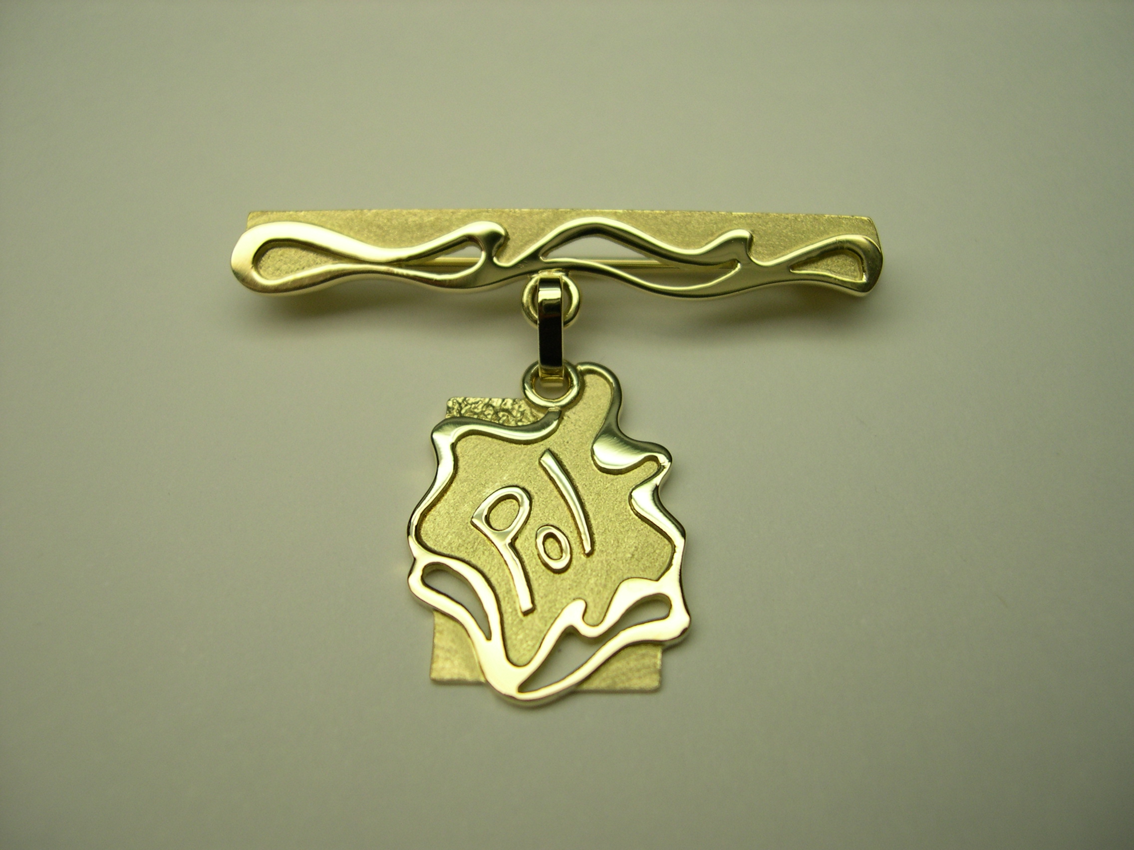 Agulla i medalla d’or groc (peça personalitzada)