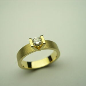 Anell d’or groc amb diamant talla brillant