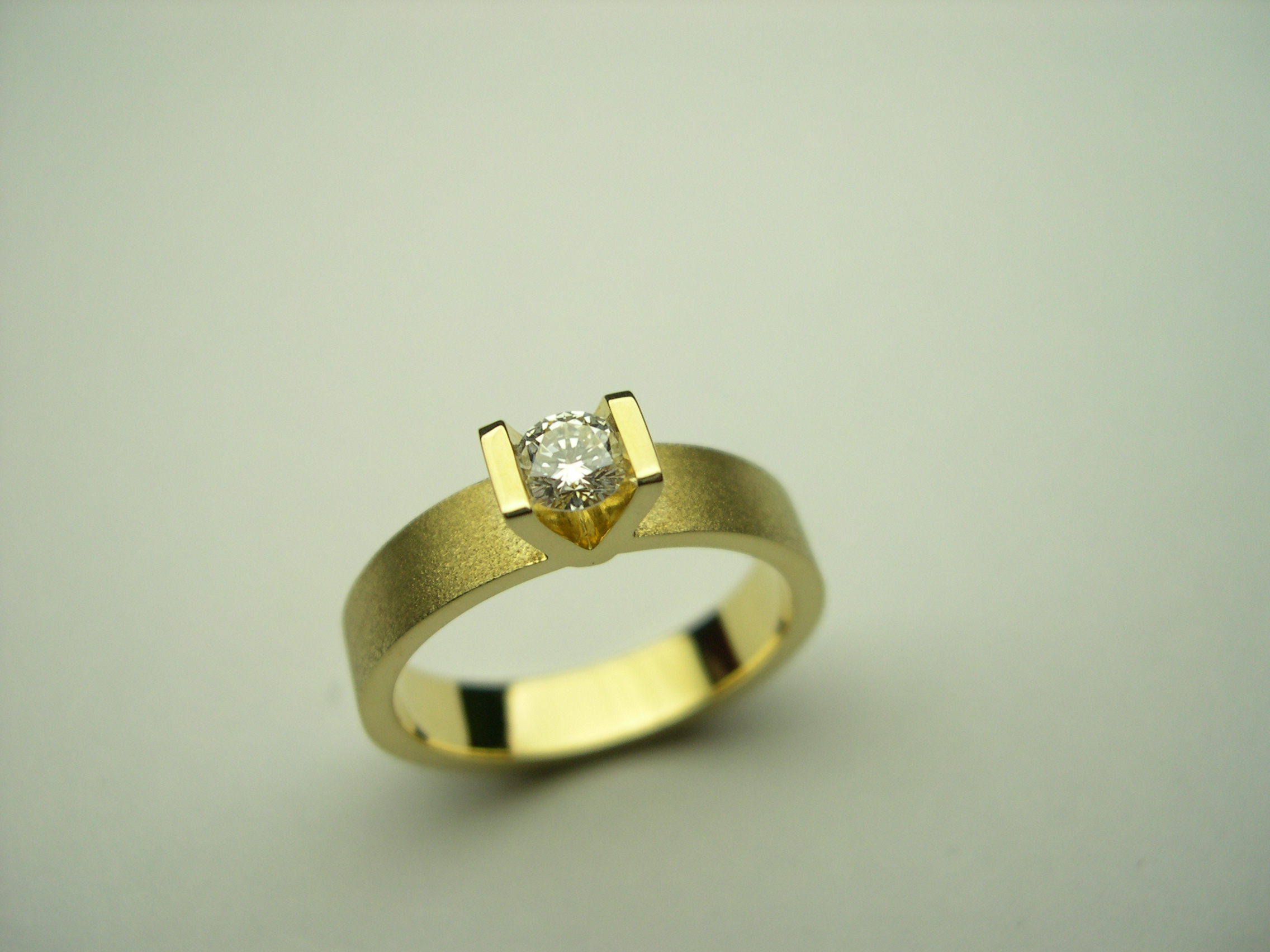 Anell d’or groc amb diamant talla brillant
