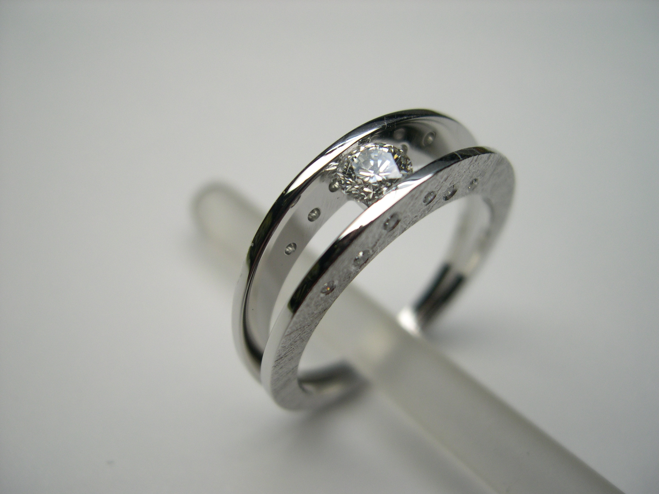 Anell d’or blanc amb diamants talla brillant