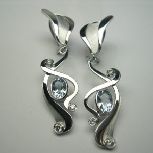 Arracades d’or blanc amb aiguamarines i diamants talla brillant