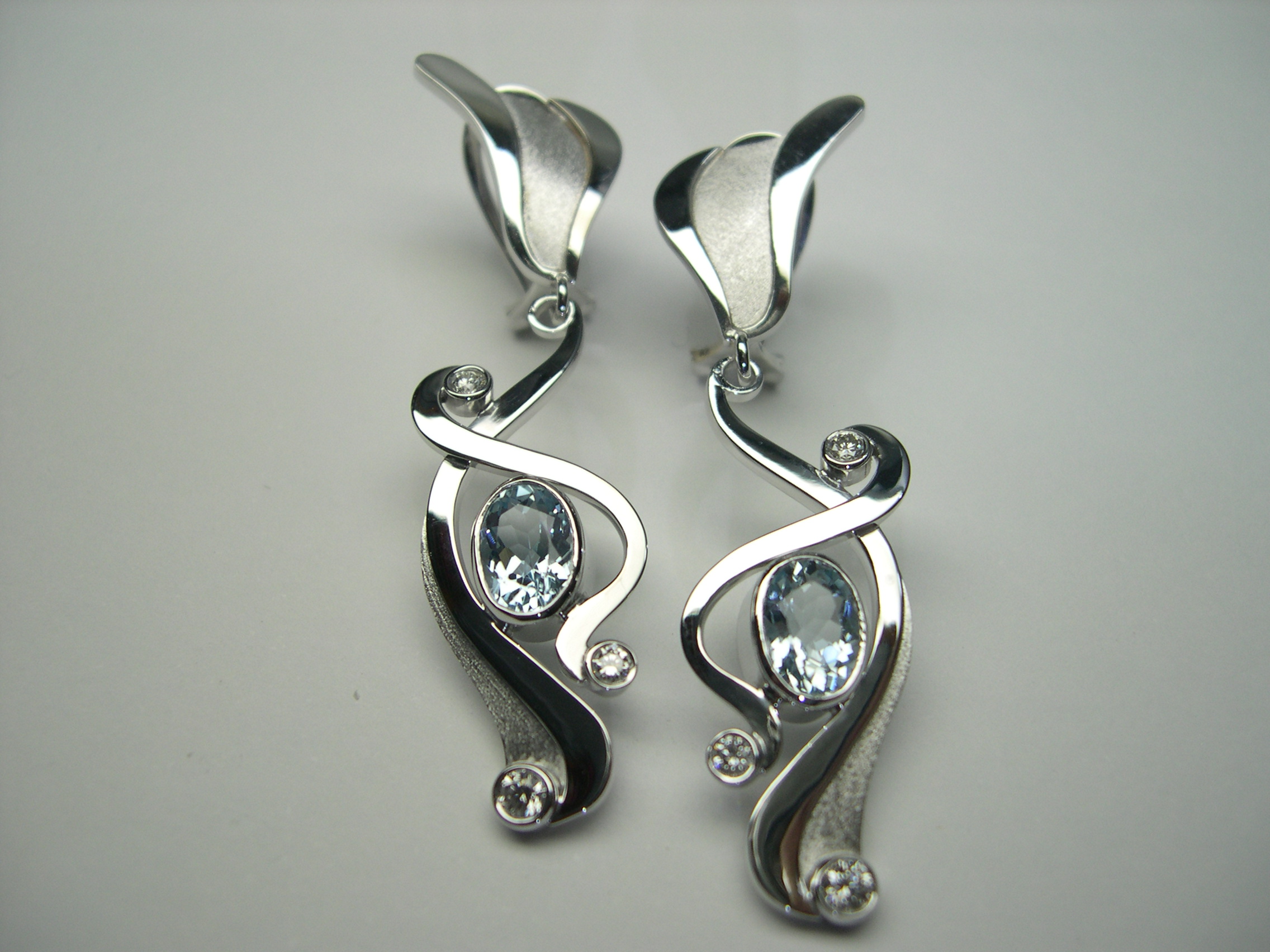 Arracades d’or blanc amb aiguamarines i diamants talla brillant