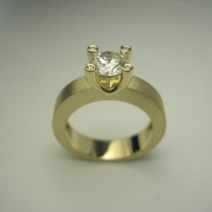 Anell d’or groc amb diamants talla brillant