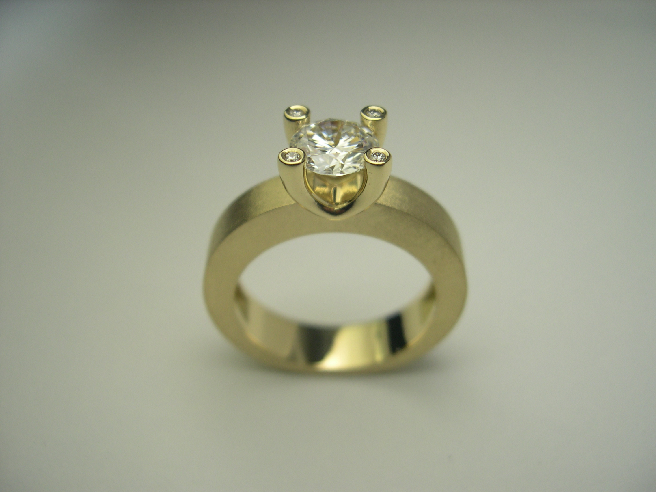 Anell d’or groc amb diamants talla brillant