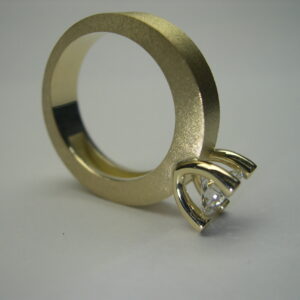 Anell d’or groc amb diamants talla brillant