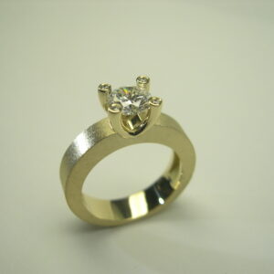 Anell d’or groc amb diamants talla brillant